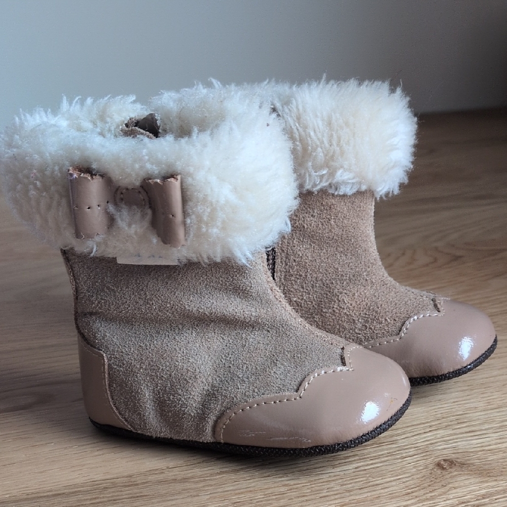 Robeez Tan Kids Boots with Fluffy Cuff